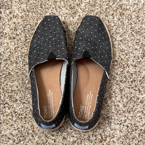 Toms Shoes - TOMS navy blue polka dot shoes